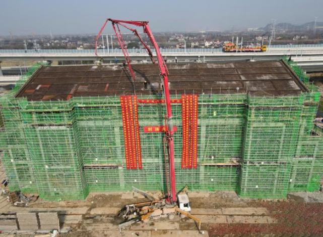 杭州亚运会重点配套工程湖杭铁路全线最大变电所封顶