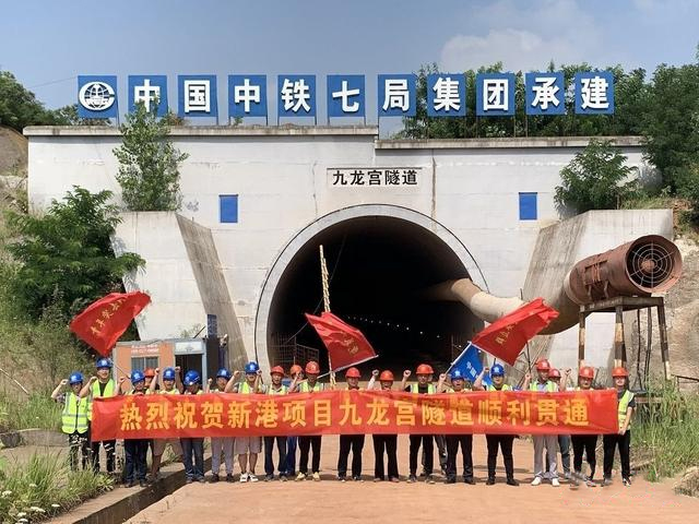 武汉新港江北铁路打通重要节点，全线唯一隧道顺利贯通