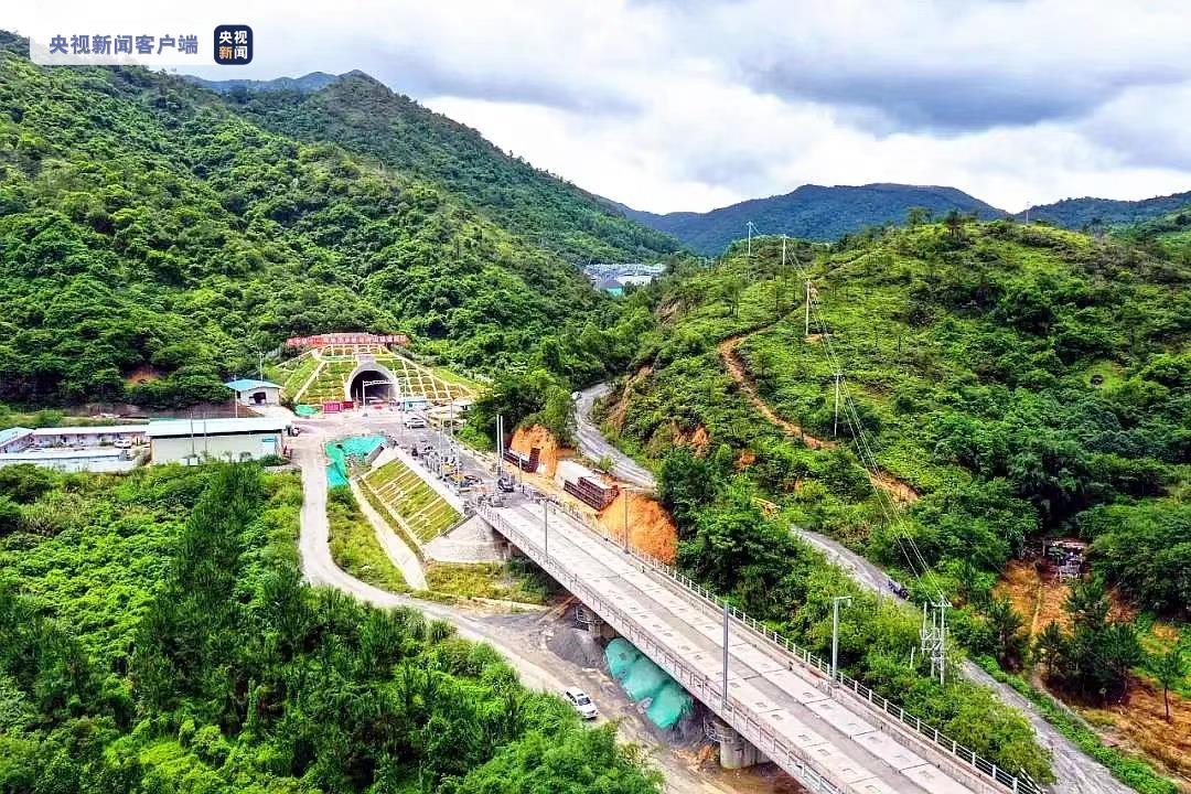 迎牌山隧道顺利贯通 广汕高铁将全面转入铺轨施工阶段