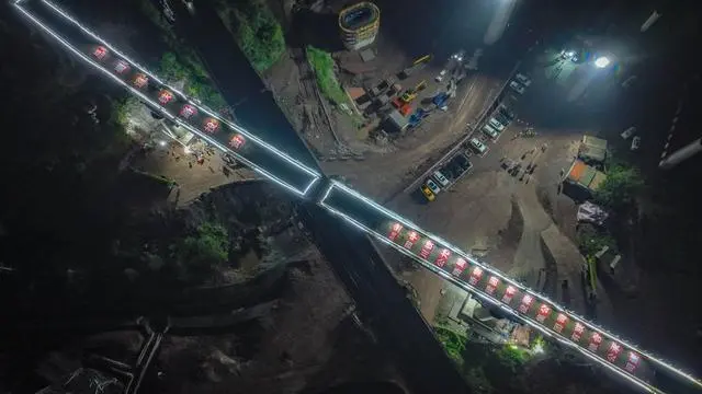 40米高空顺利“牵手” 汉巴南铁路跨兰渝铁路大桥成功转体丨大国工程 40米高空顺利“牵手” 汉巴南铁路跨兰渝铁路大桥成功转体丨大国工程
