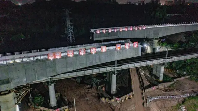 40米高空顺利“牵手” 汉巴南铁路跨兰渝铁路大桥成功转体丨大国工程 40米高空顺利“牵手” 汉巴南铁路跨兰渝铁路大桥成功转体丨大国工程
