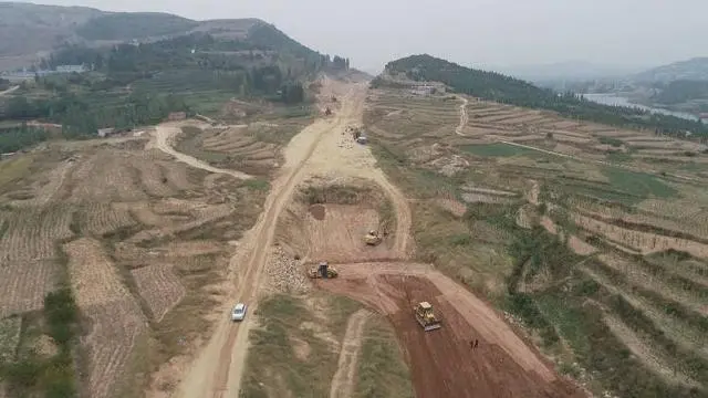 新泰市：国道205改建工程加速推进 路面铺筑全面展开