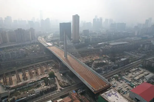 武汉建设大道上跨铁路工程项目桥梁转体施工完成 武汉建设大道上跨铁路工程项目桥梁转体施工完成